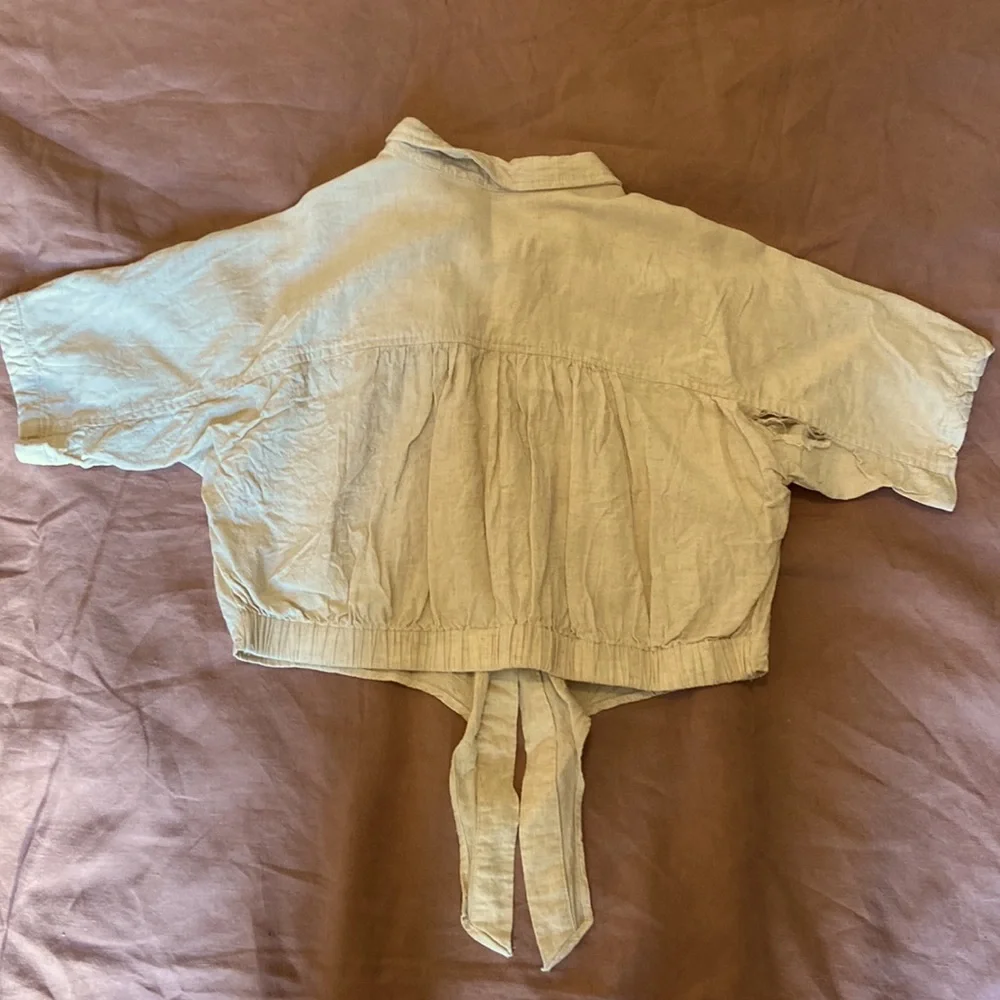 Mod Ref Button Front Crop Top - Picture 2 of 4